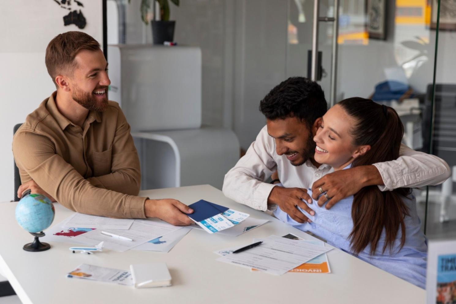 Equipo de profesionales trabajando en estrategias financieras innovadoras