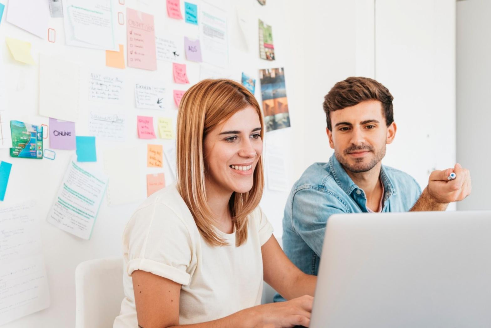 Oficina moderna de zenarivoxa con equipo trabajando en soluciones financieras innovadoras